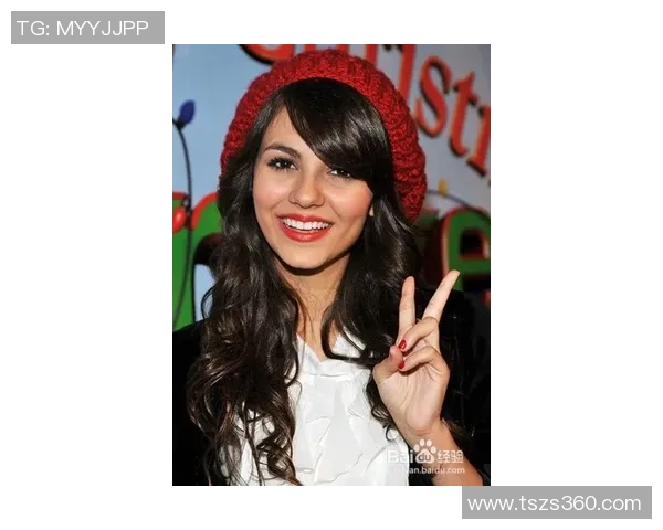 紫色头发的足球女星闪耀赛场展现独特风格与魅力